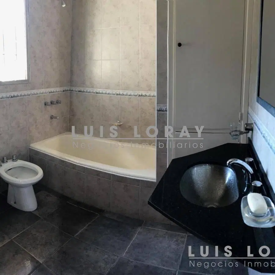 Casa de 4 AMBIENTES en Venta en Adrogué 4
