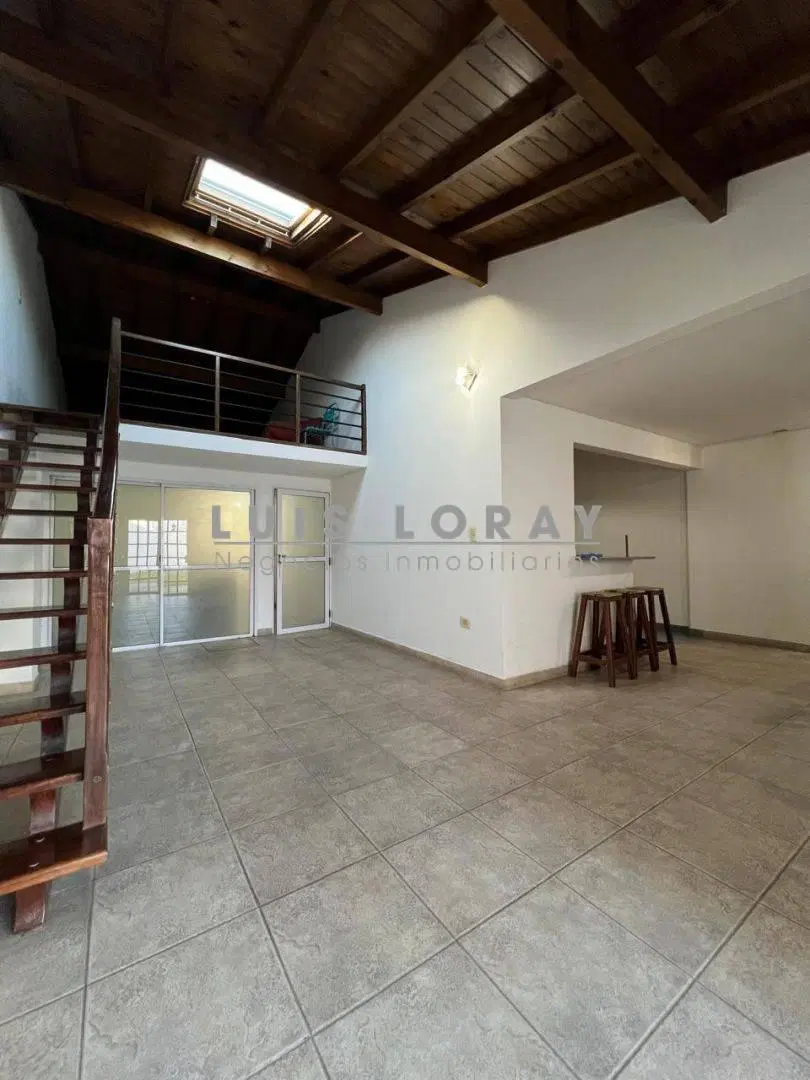 SÓLIDO CHALET UBICADO A METROS DE AV. ESPORA - BURZACO 8