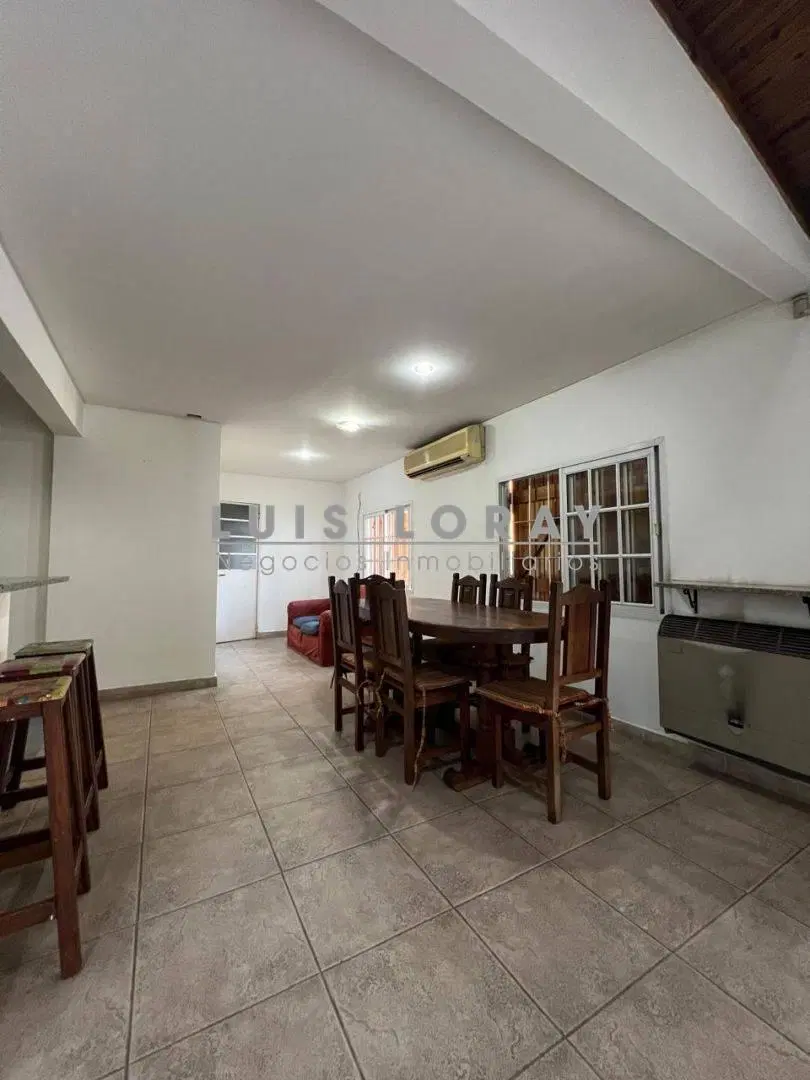 SÓLIDO CHALET UBICADO A METROS DE AV. ESPORA - BURZACO 4