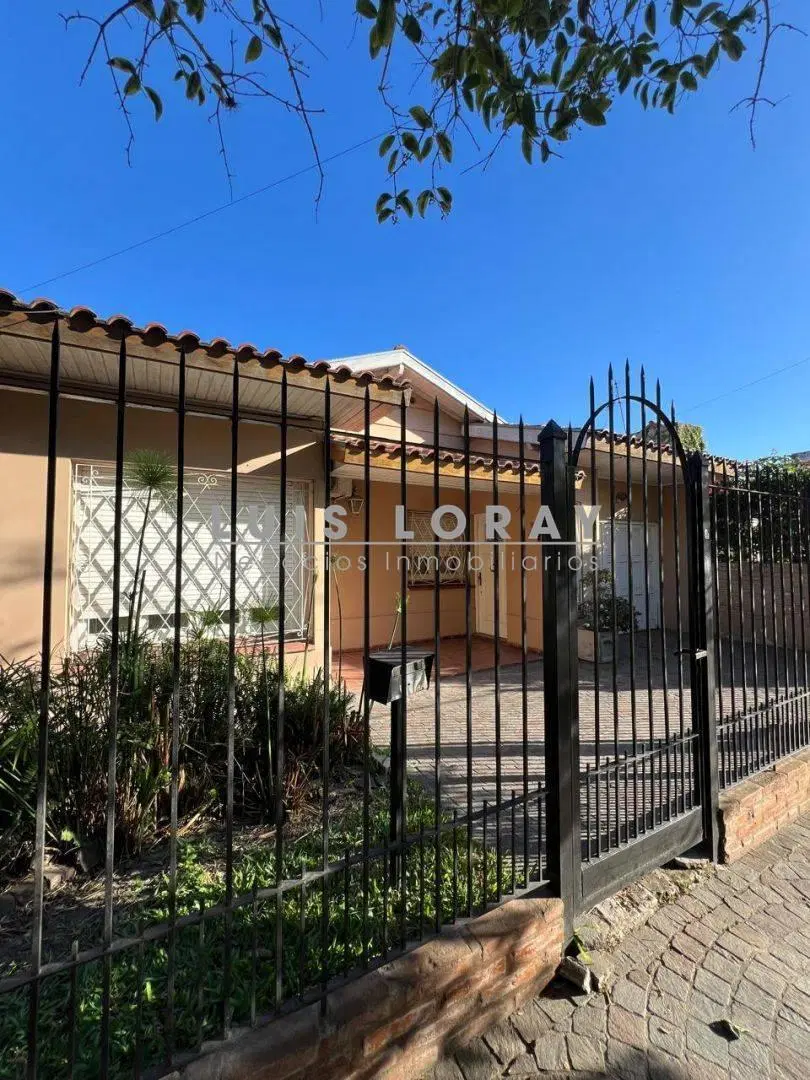 SÓLIDO CHALET UBICADO A METROS DE AV. ESPORA - BURZACO 3