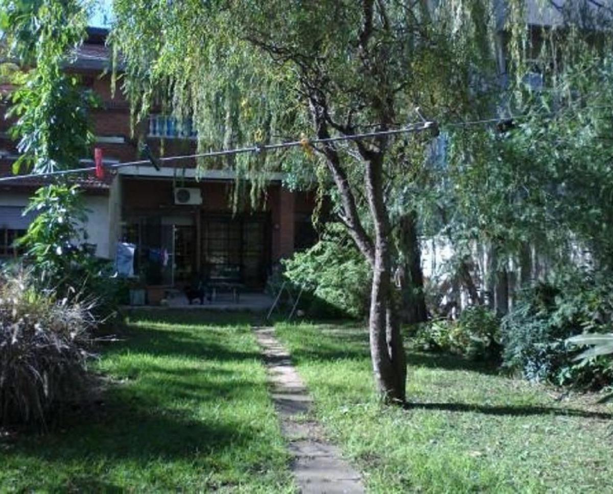 Casa de Once Dorm. Sobre Lote Propio Centro de Ballester 4