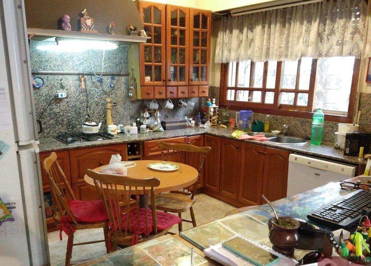 Casa de Once Dorm. Sobre Lote Propio Centro de Ballester 3