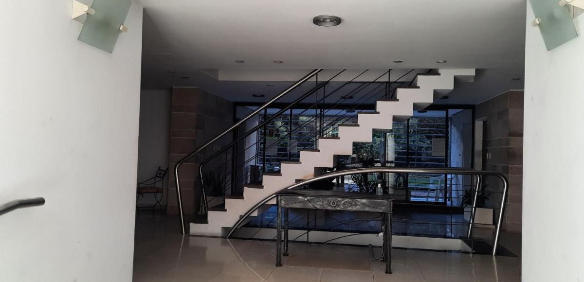 DEPARTAMENTO DE TRES AMBIENTES CON TERRAZA PROPIA