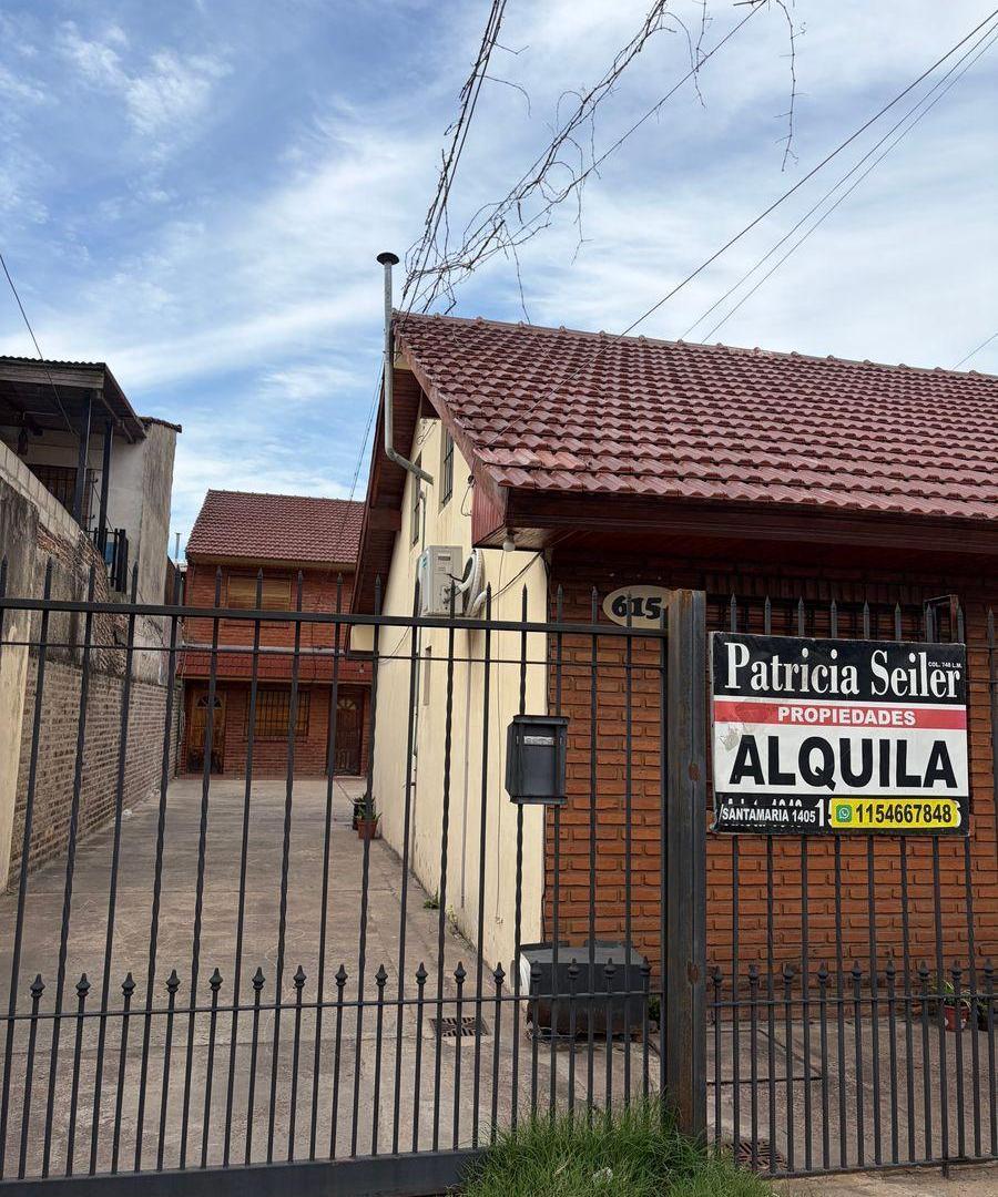 Foto de Alquiler duplex 3 ambientes con patio cochera Isidro Casanova, imagen 1