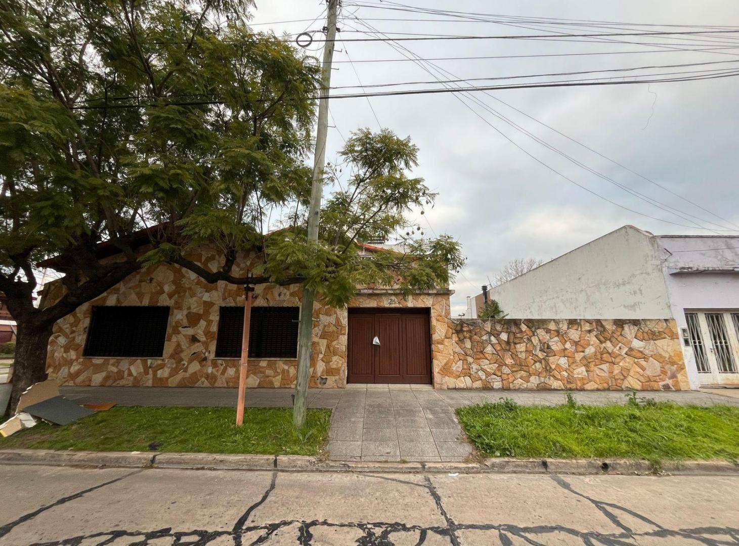 Foto de Venta de casa 4 ambientes Villa Luzuriaga, imagen 1