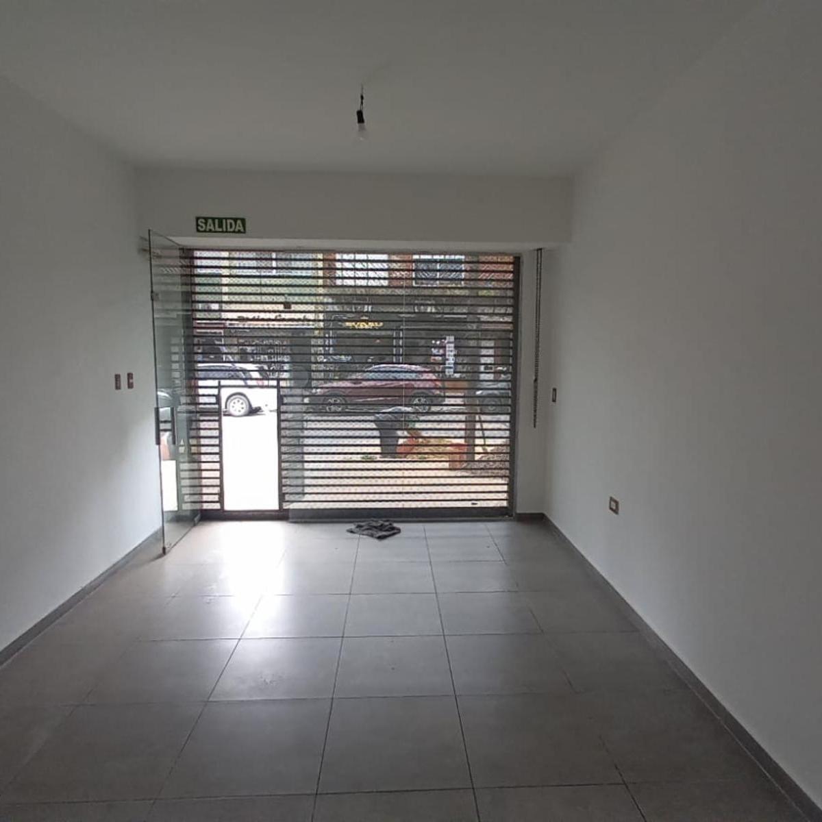 EXCELENTE LOCAL COMERCIAL SOBRE AVENIDA ARIETA DE 3,60 X 7MTS CON PATIO