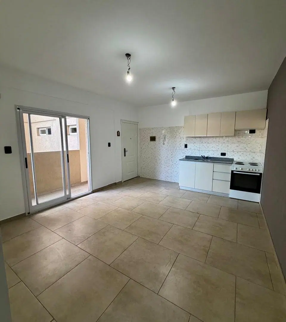 DEPARAMENTO 2 AMBIENTES AL CONTRAFRENTE CON BALCON Y TERRAZA EN COMUN CON PARRILLAS. VILLA LUZURIAGA 4