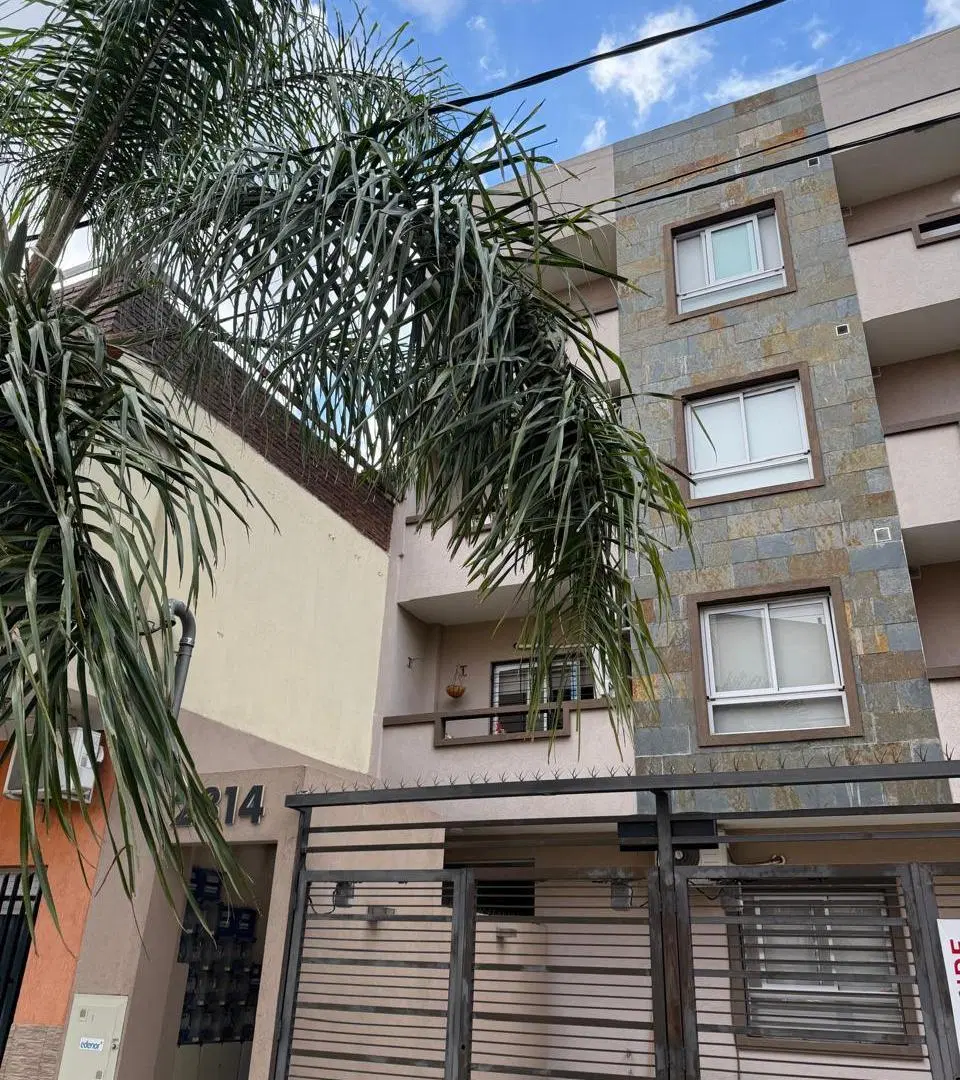 DEPARAMENTO 2 AMBIENTES AL CONTRAFRENTE CON BALCON Y TERRAZA EN COMUN CON PARRILLAS. VILLA LUZURIAGA 2