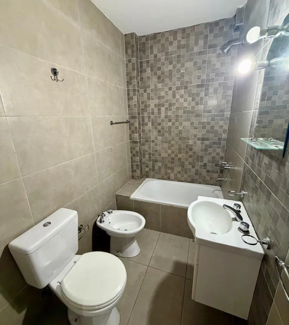 DEPARAMENTO 2 AMBIENTES AL CONTRAFRENTE CON BALCON Y TERRAZA EN COMUN CON PARRILLAS. VILLA LUZURIAGA 3