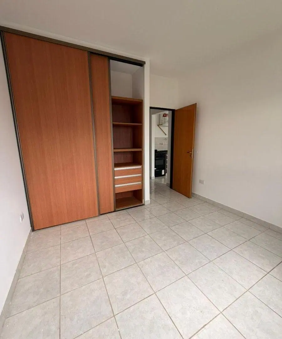 Departamento 2 ambientes en segundo piso al contrafrente. Excelente ubicacion 2