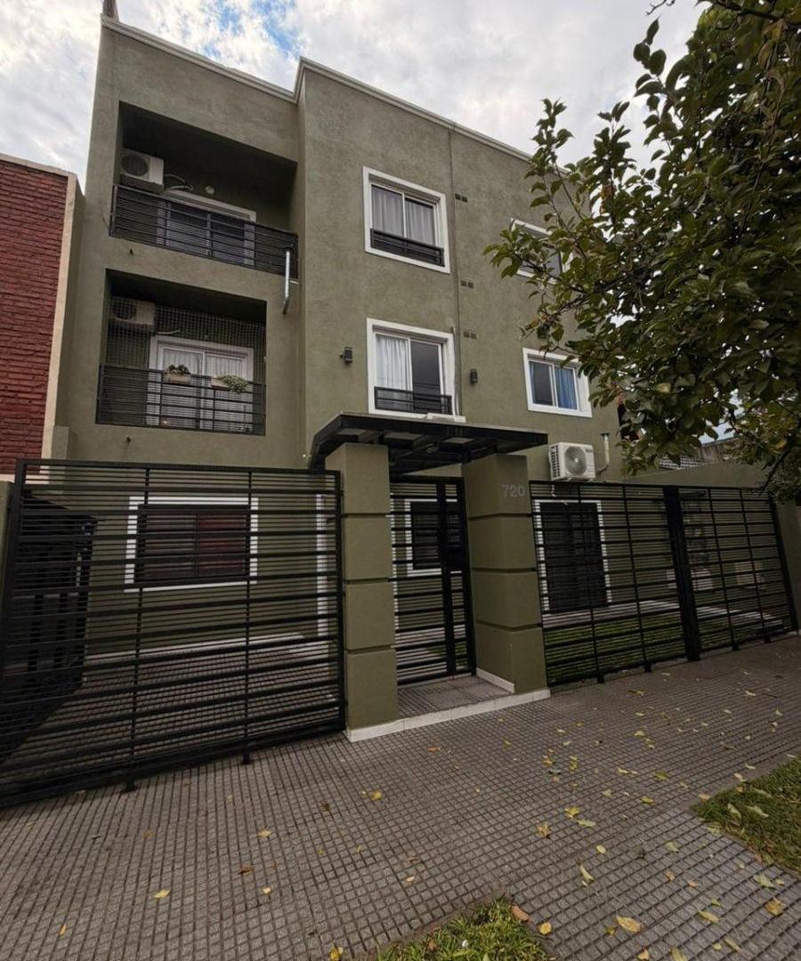 Departamento 2 ambientes en segundo piso al contrafrente. Excelente ubicacion