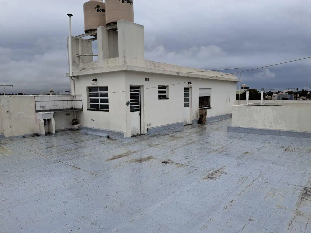 Departamento 2 ambientes en segundo piso con terraza propia. SIN EXPENSAS. Villa luzuriaga 3
