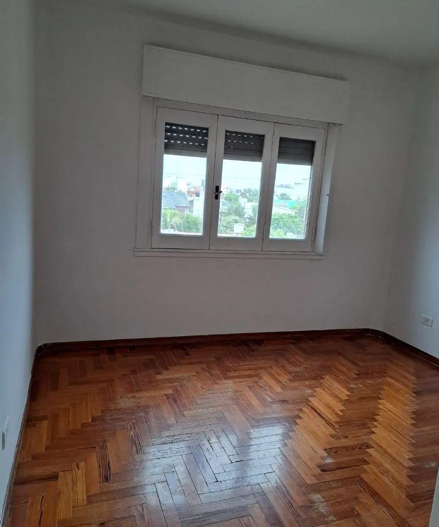 Departamento 2 ambientes en segundo piso con terraza propia. SIN EXPENSAS. Villa luzuriaga 3
