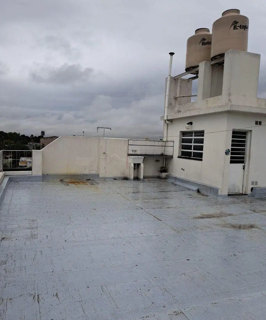 Departamento 2 ambientes en segundo piso con terraza propia. SIN EXPENSAS. Villa luzuriaga 2