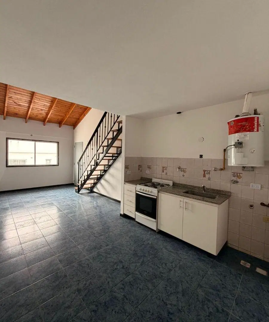 Departamento 3 ambientes con balcon al frente sobre Avenida Arieta. Excelente ubicacion 2