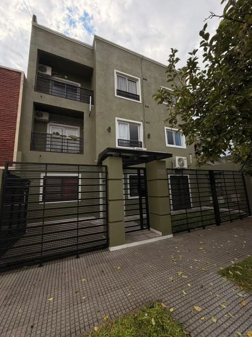 Departamento 2 Ambientes En Segundo Piso Al Contrafrente. Excelente Ubicacion, A Metros De La Plaza 1