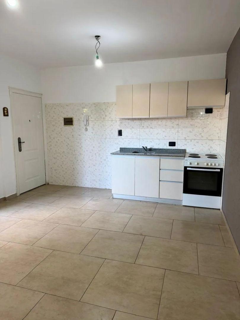 Foto de Deparamento 2 Ambientes Al Contrafrente Con Balcon Y Terraza En Comun, imagen 3