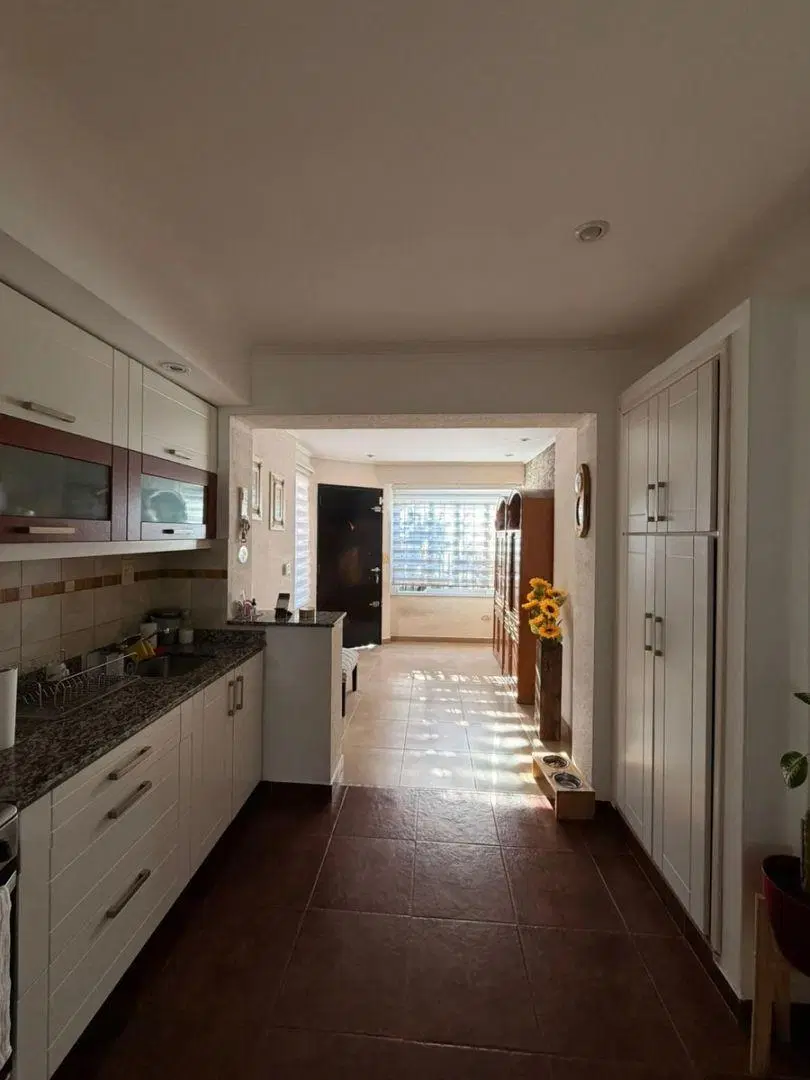 Impecable Casa De 4 Ambientes Con Parque, Piscina, Quincho Y Garage Automático. Villa Luzuriaga 1
