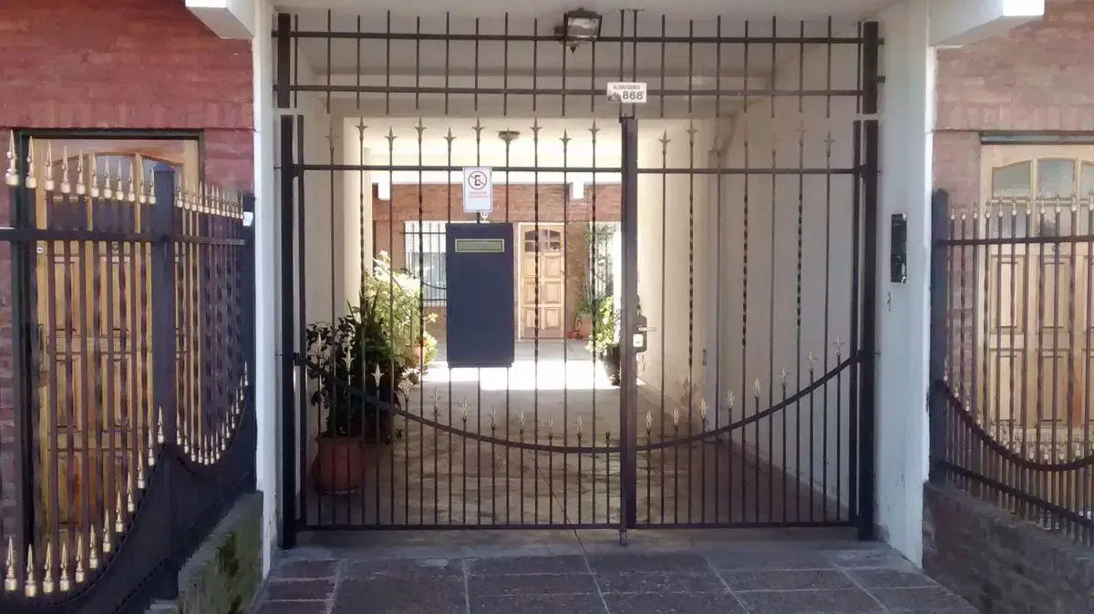 Excelente Departamento 2 Ambientes + Escritorio En 1º Piso Al Frente Con Balcon. Apto Credito. 8