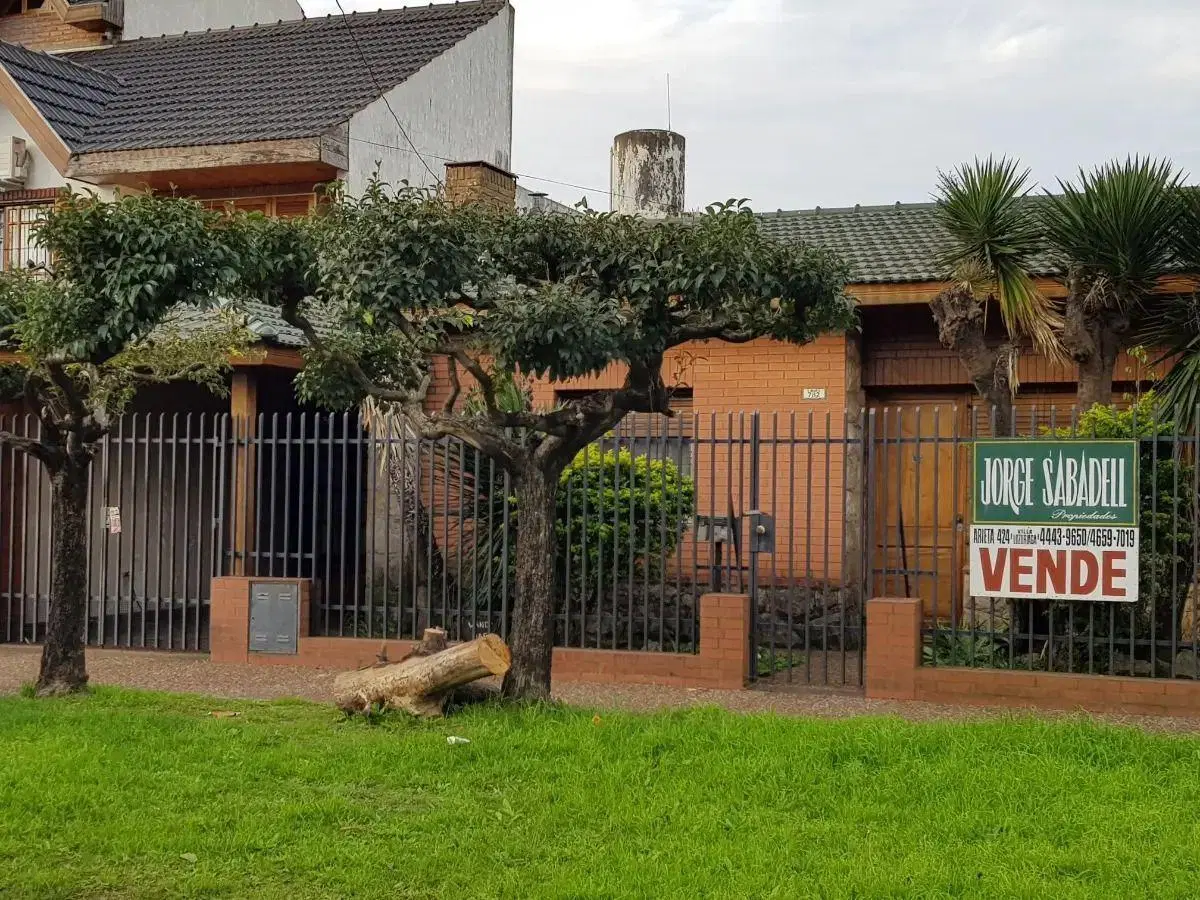 Casa En Venta En Villa Luzuriaga Con Cochera Y Jardín 3