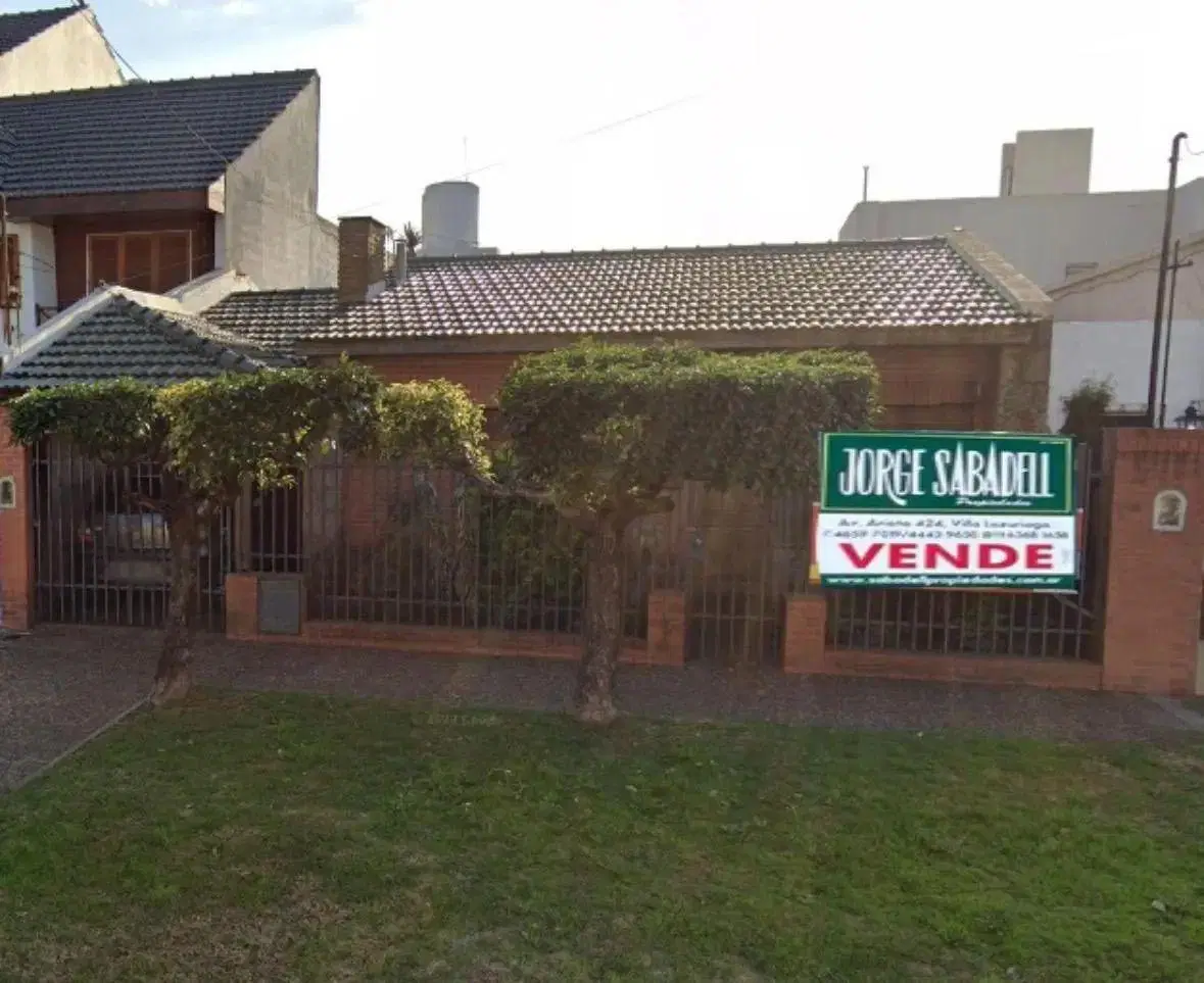 Casa En Venta En Villa Luzuriaga Con Cochera Y Jardín 2