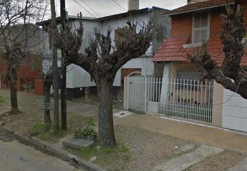 Depto Tipo Casa Por Pasillo De 3 Ambientes Con Dos Patios Y Parrilla. 2