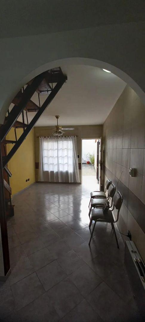 Foto de Duplex 3 Ambientes Con Cochera Y Patio, Sin Expensas. Excelente Estado, imagen 2