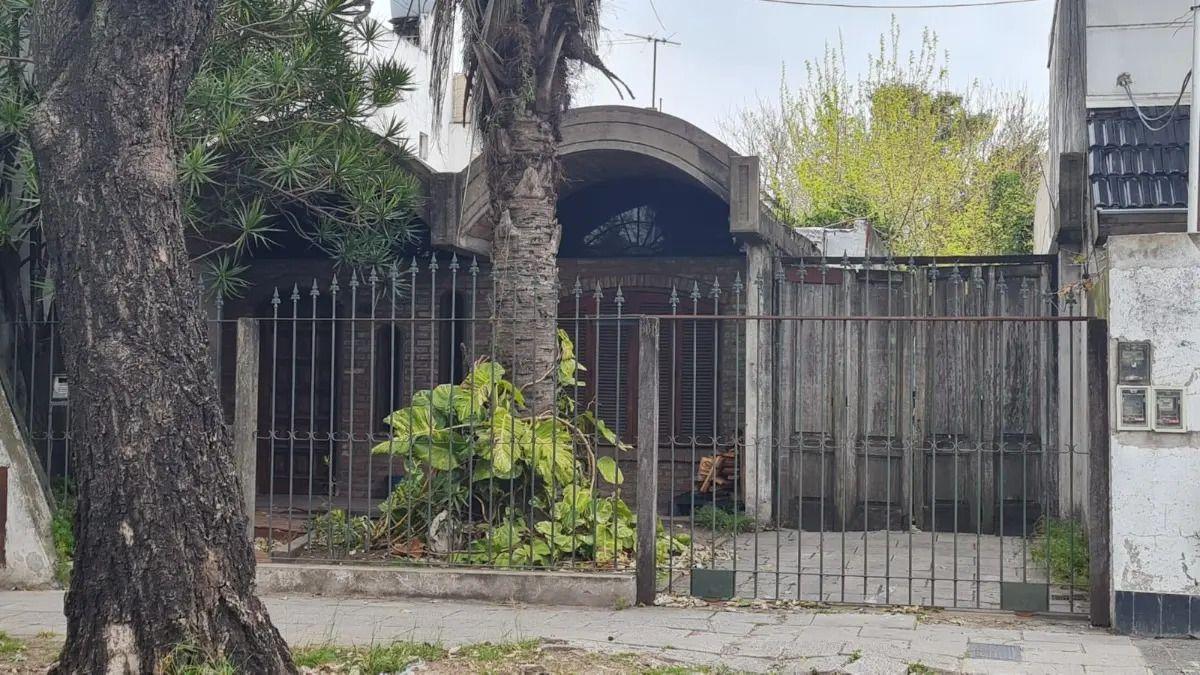 Casa En Venta En Villa Luzuriaga Con Jardín Y Quincho