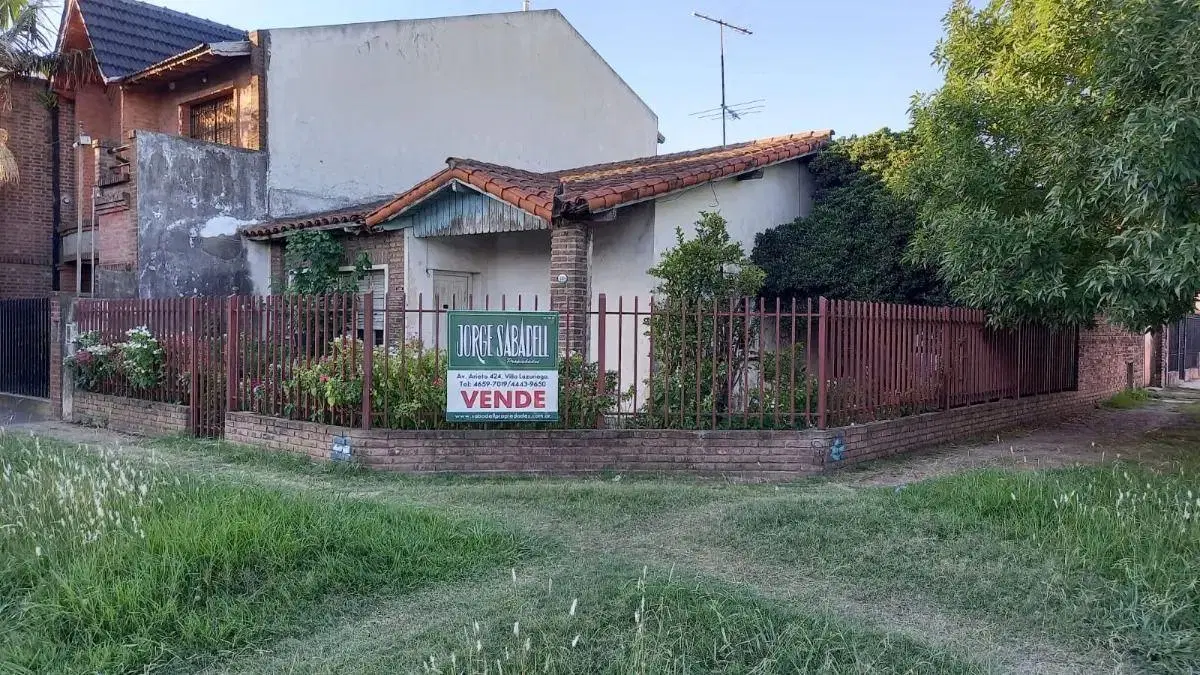 Casa En Venta En Villa Luzuriaga Con Garage Y Patio 2
