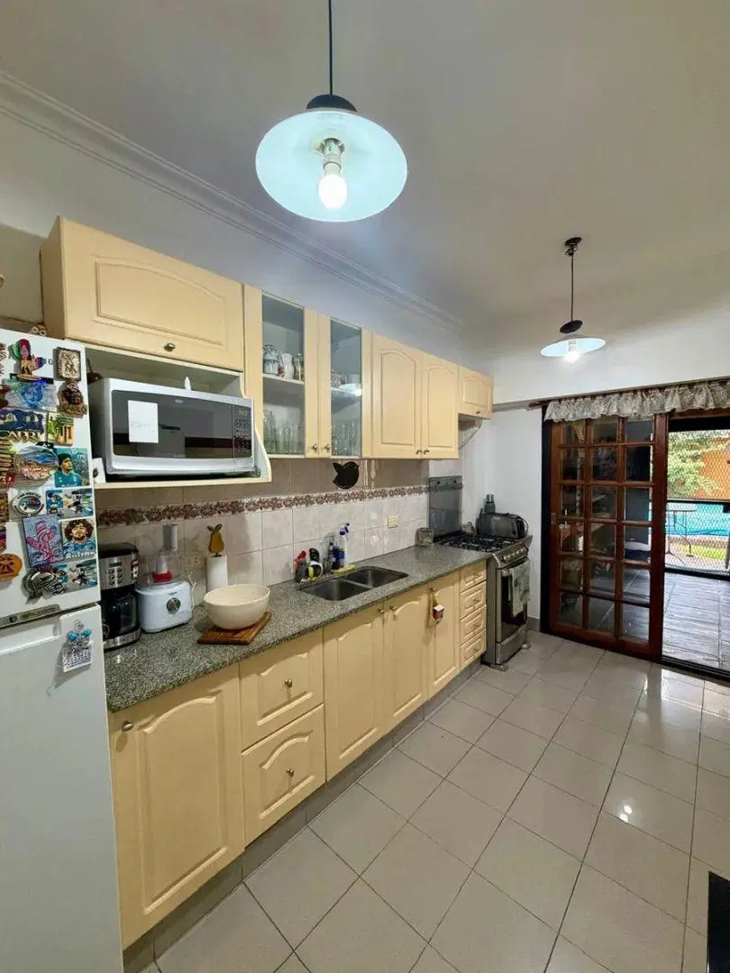 Impecable Chalet Ph 4 Ambientes En Dos Plantas Con Piscina, Quincho, Fondo Libre Y Excelente Ubicaci 3