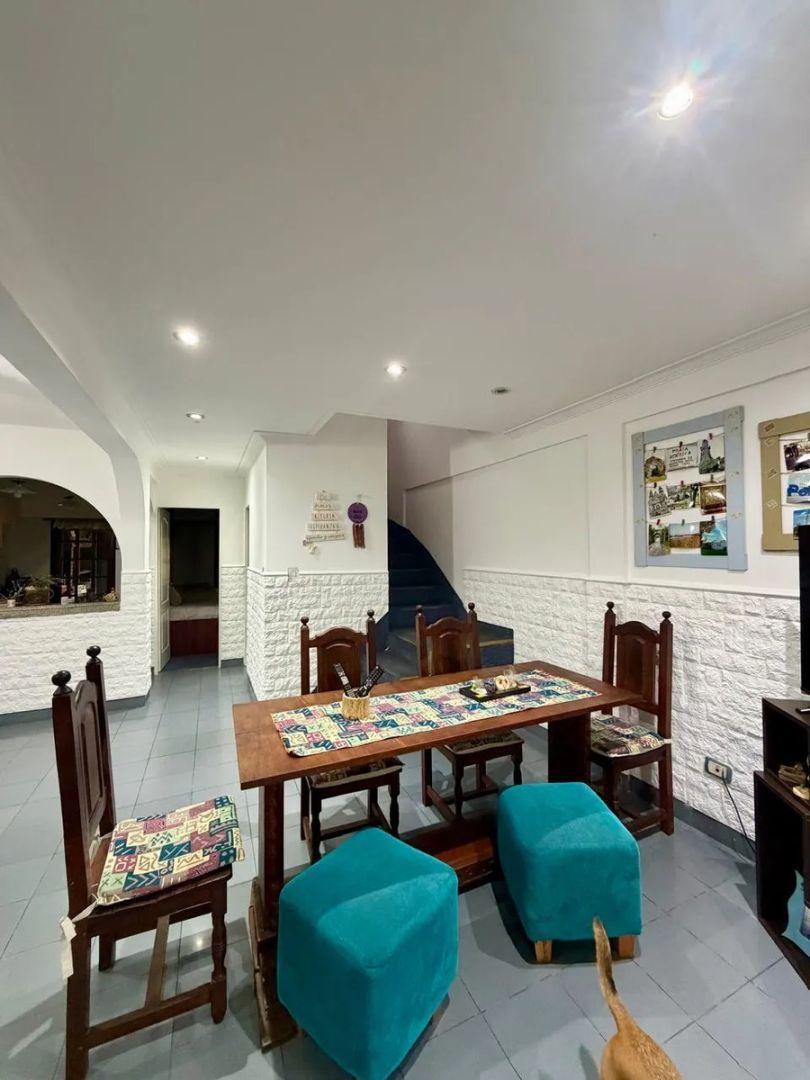 Impecable Chalet Ph 4 Ambientes En Dos Plantas Con Piscina, Quincho, Fondo Libre Y Excelente Ubicaci