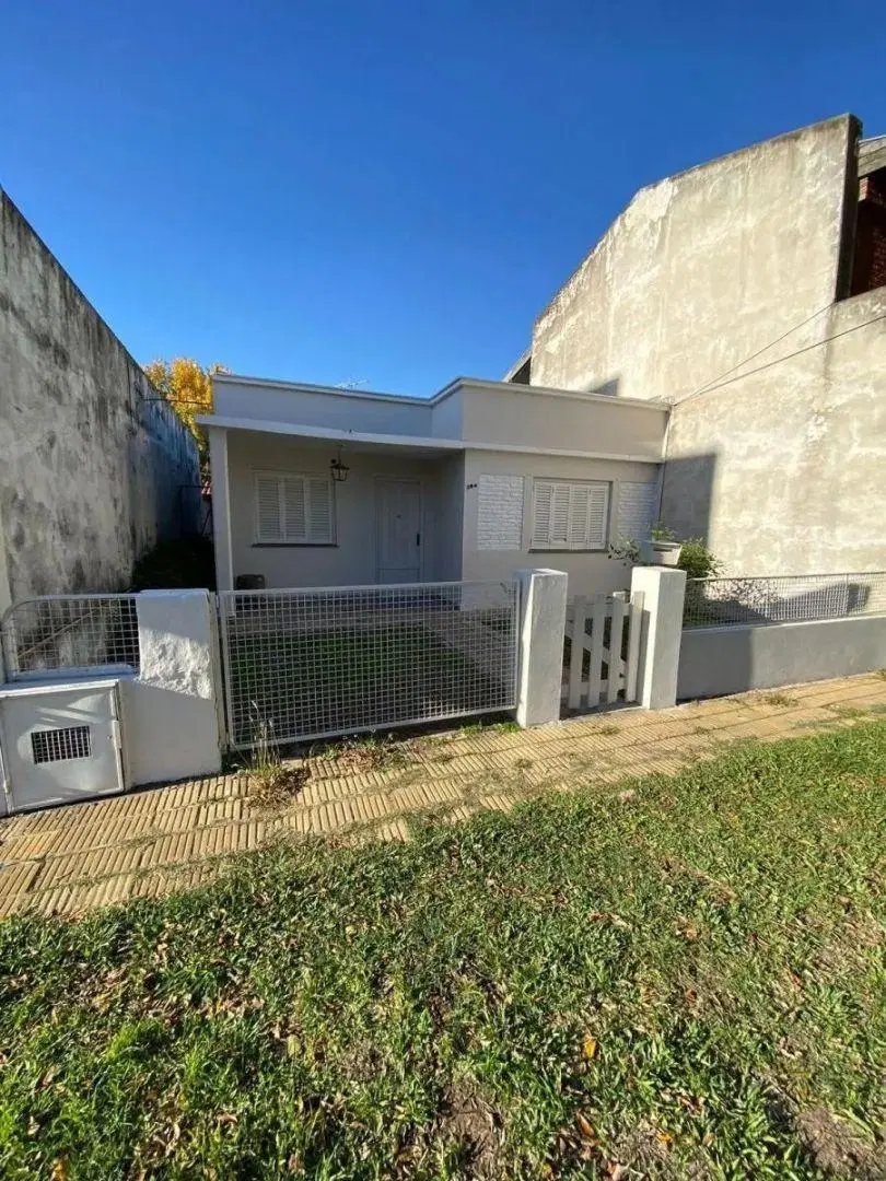 Casa 2 Ambientes Con Amplio Fondo En Villa Luzuriaga. Ideal Constructor 8