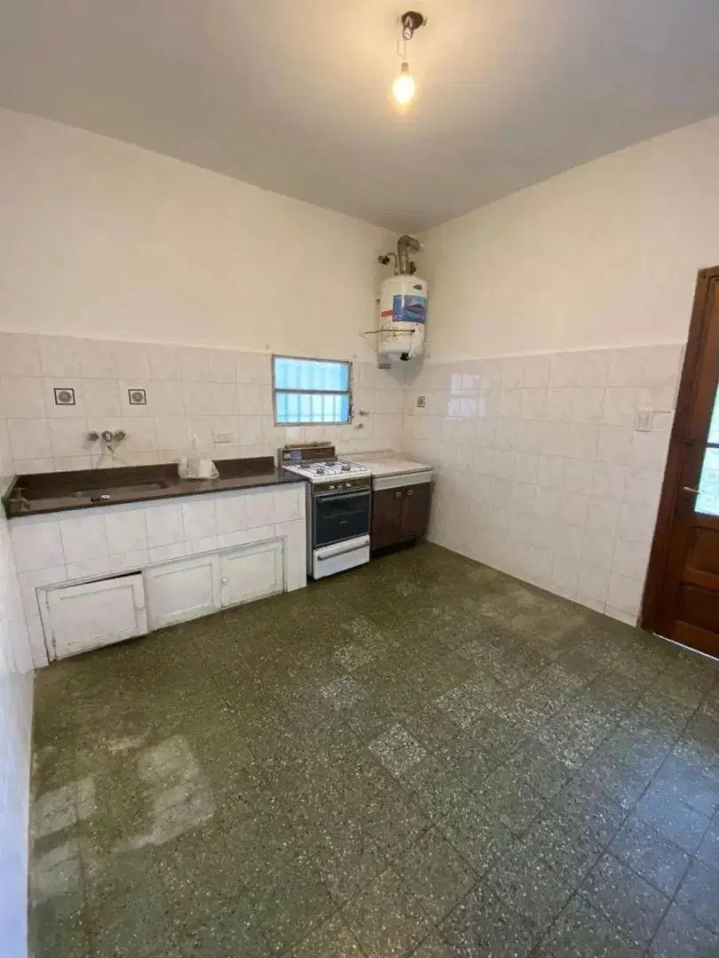 Casa 2 Ambientes Con Amplio Fondo En Villa Luzuriaga. Ideal Constructor 3