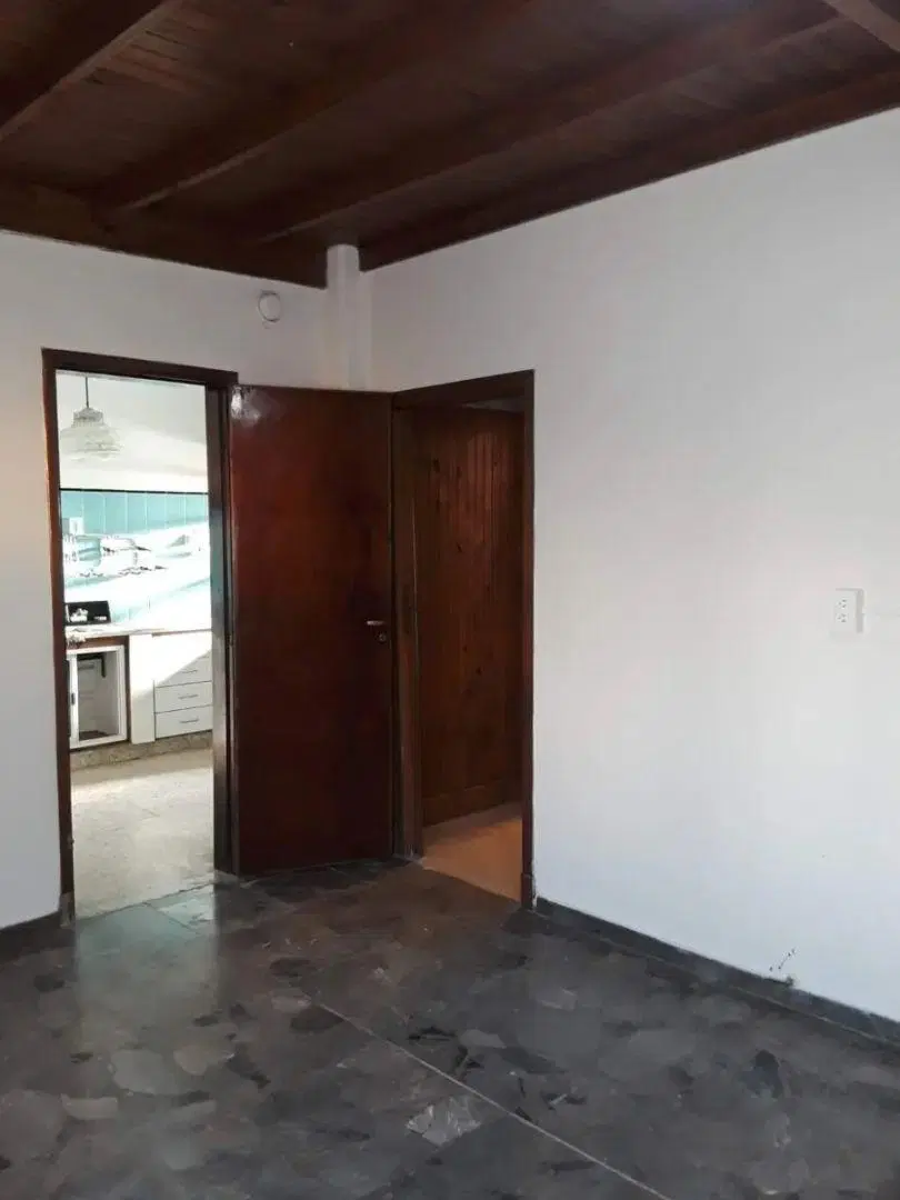 Casa Americana Con Galpón Techo Parabólico (220 M2) En La Parte De Atrás Sobre Lote De 10 X 45m. 5