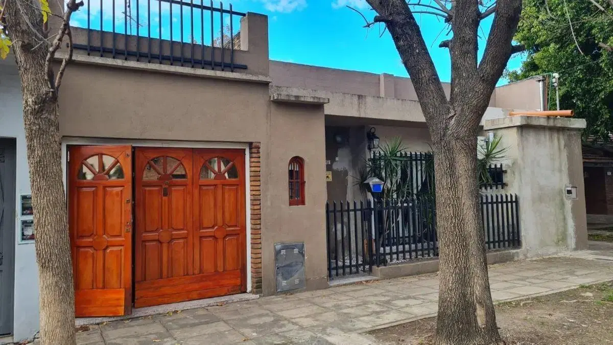 Casa Americana 3 Ambientes Con Garage, Amplio Fondo Con Pileta Y Quincho Con Parrilla. 5