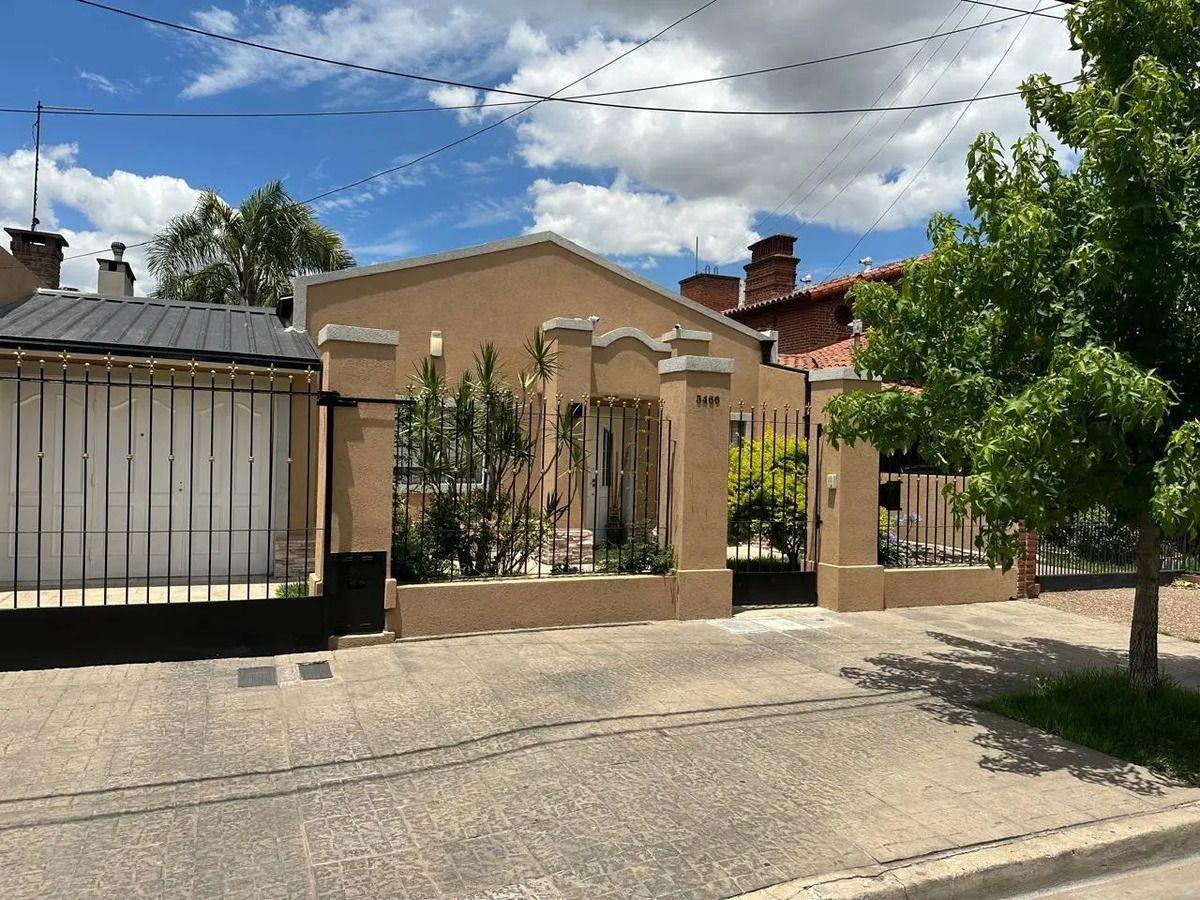 Casa En Venta En Villa Luzuriaga Con Piscina Y Jardín