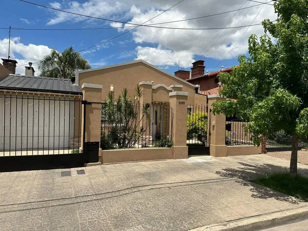 Casa En Venta En Villa Luzuriaga Con Piscina Y Jardín 1
