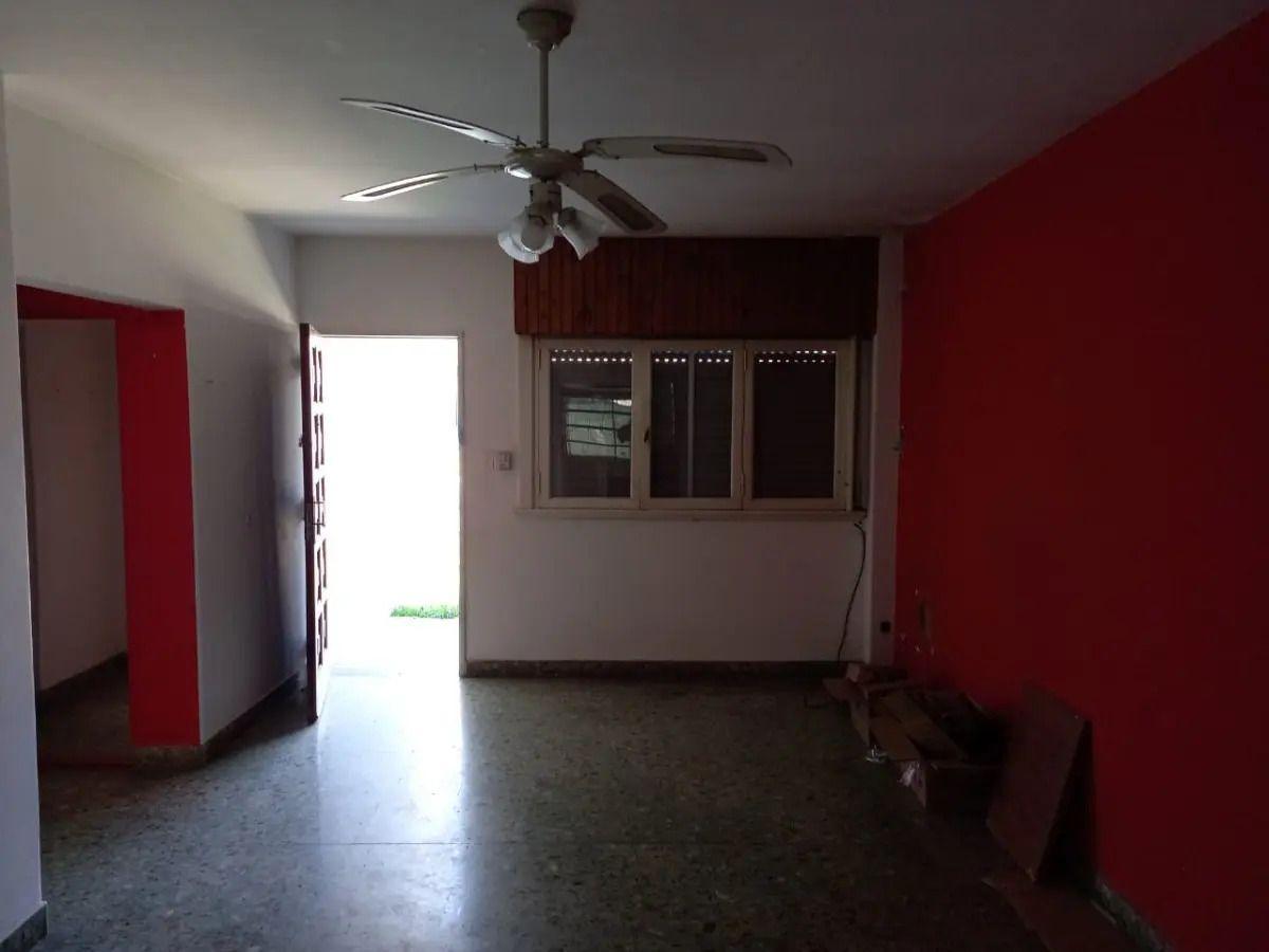 Foto de Casa En Venta En Villa Luzuriaga Con Garaje Y Patio, imagen 1