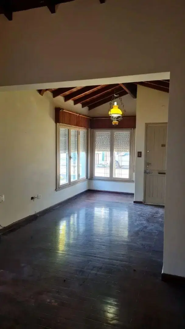 Casa En Venta En Villa Luzuriaga Con Pileta Y Quincho 3