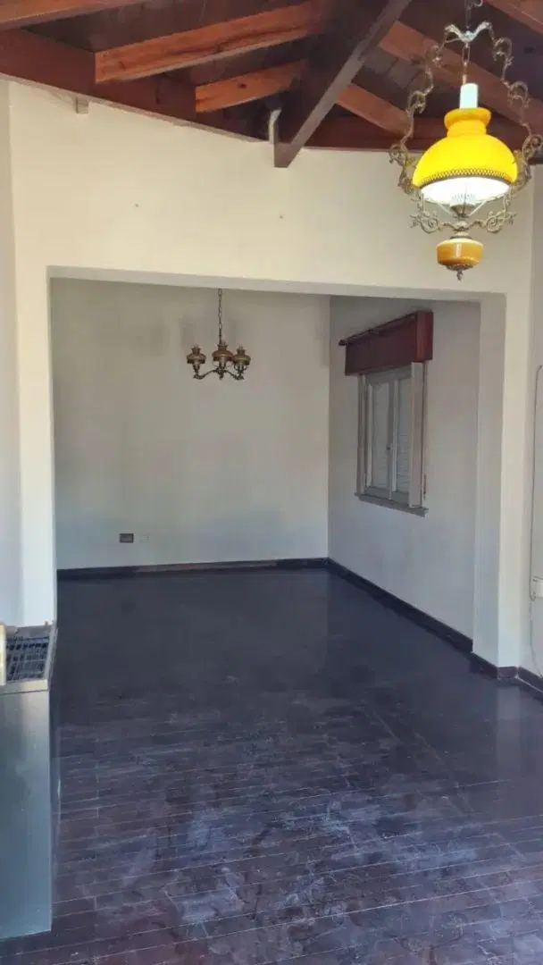 Casa En Venta En Villa Luzuriaga Con Pileta Y Quincho 2