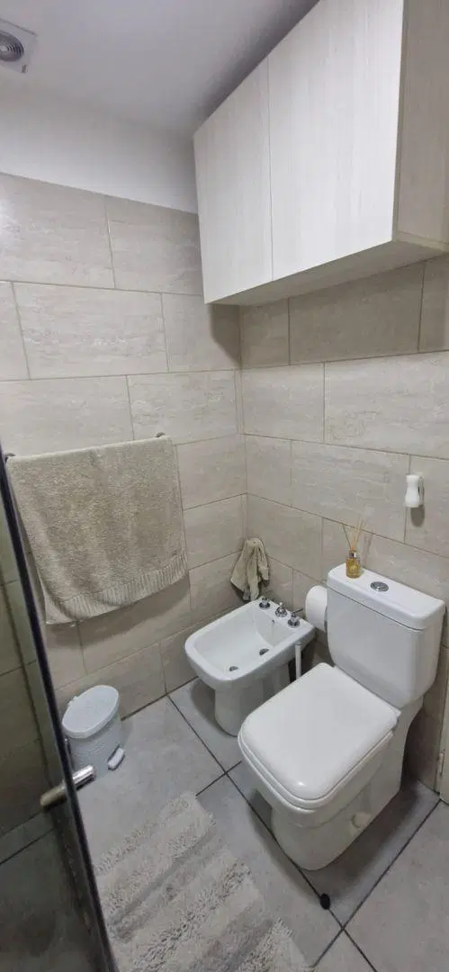 Excelente departamento de 2 ambientes en primer piso con balcón al contrafrente y cochera cubierta - 8
