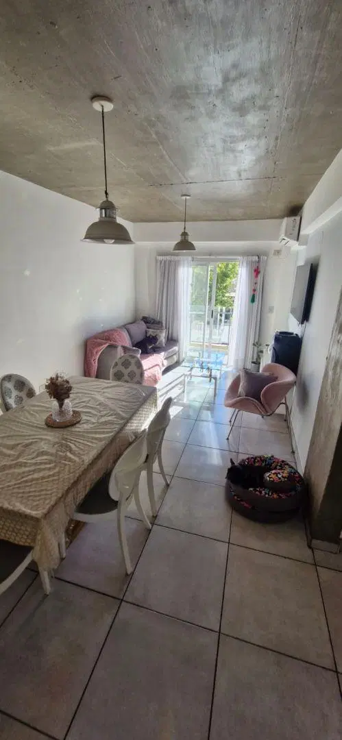Excelente departamento de 2 ambientes en primer piso con balcón al contrafrente y cochera cubierta - 4