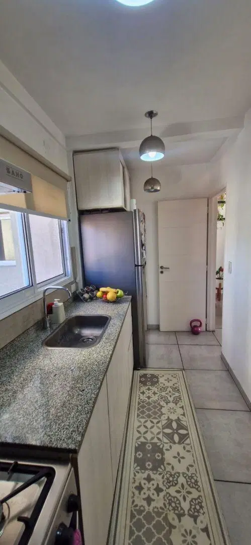 Excelente departamento de 2 ambientes en primer piso con balcón al contrafrente y cochera cubierta - 1