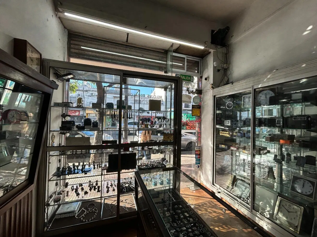 GRAN LOCAL DE DOS PISOS EN EXCELENTE UBICACION 4