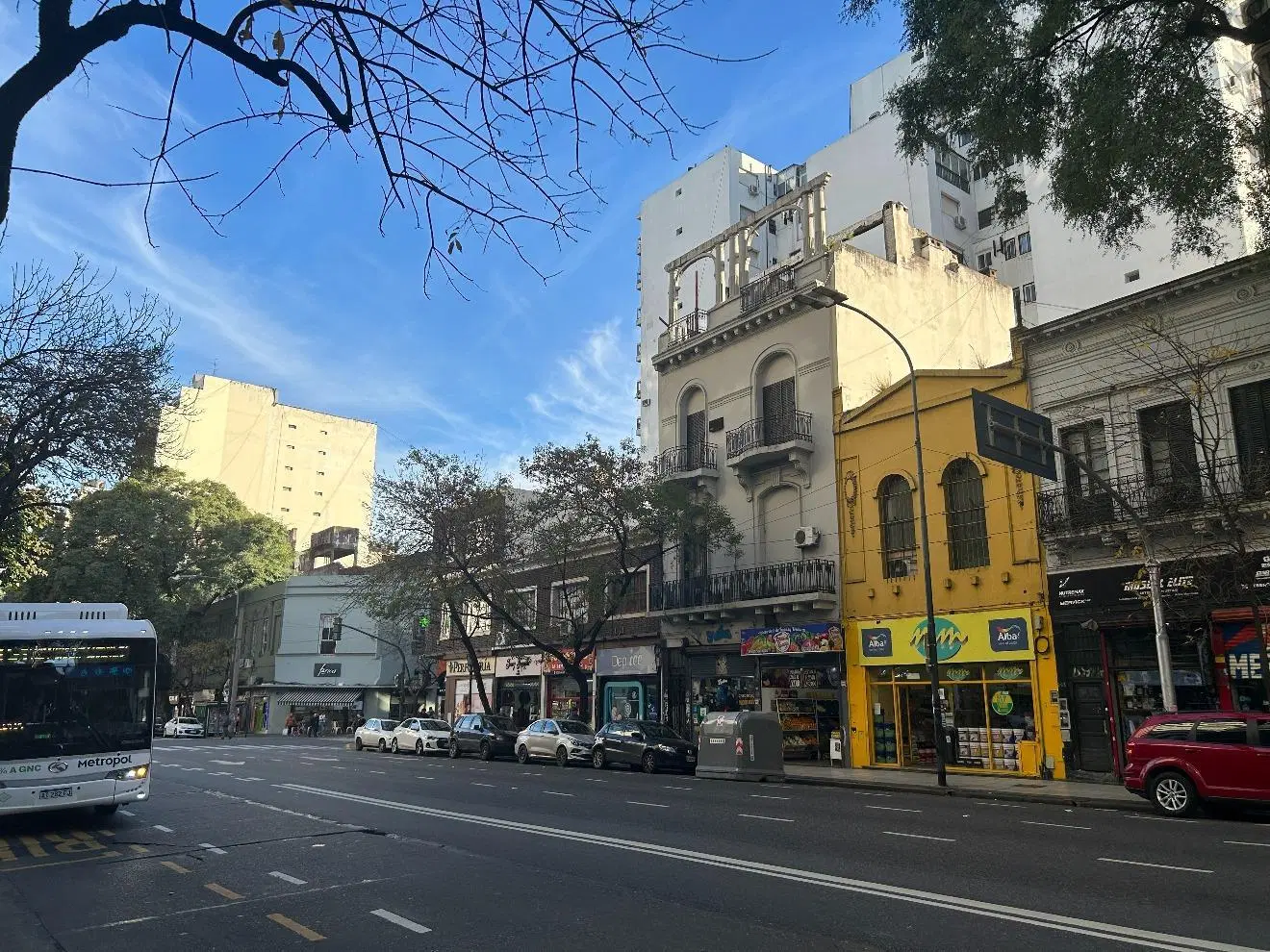 LOCAL CON VIDRIERA A LA CALLE EN ZONA CENTRO 3