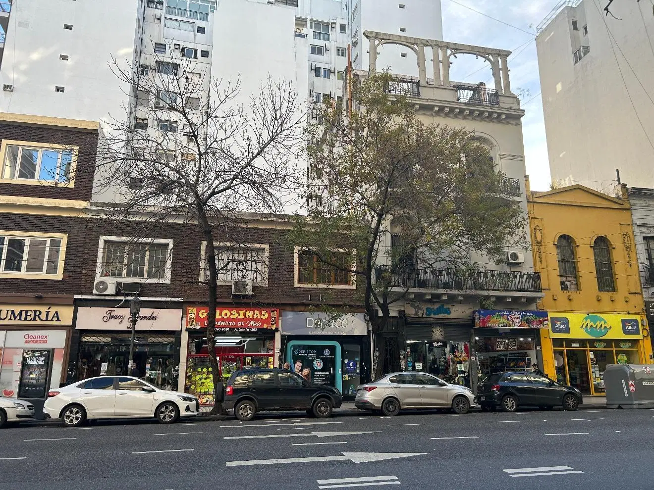 LOCAL CON VIDRIERA A LA CALLE EN ZONA CENTRO 5