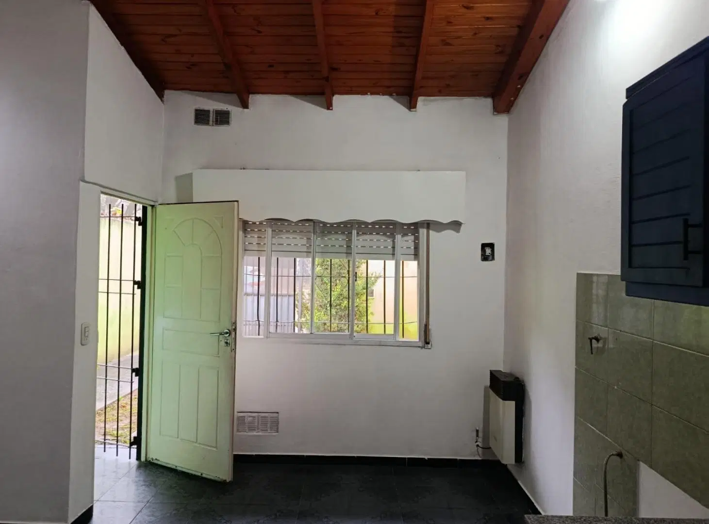 EXCELENTE DTO. A ESTRENAR CON PATIO Y ENTRADA DE AUTO A ESTRENAR. 2