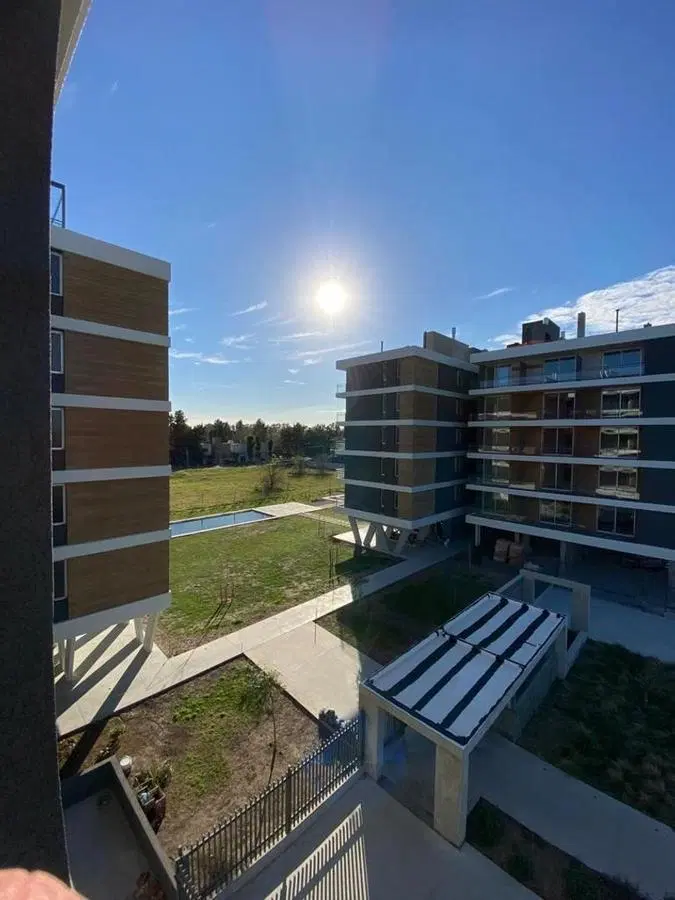 Departamento 1 Dormitorio con amplio balcón corrido y 1 cochera en Fisherton 8