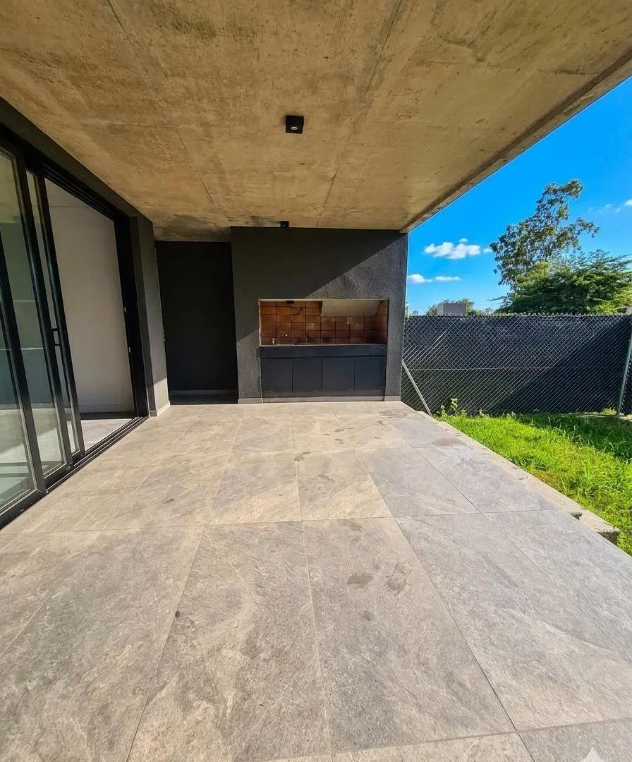 En Venta + Casa en Villa Warcalde + Housing con seguridad + 3 dormitorios y posesión inmediata. 3