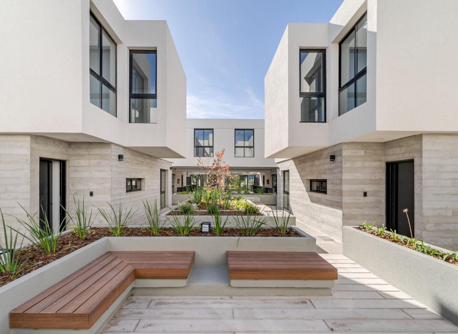 CASAS DUPLEX 2 Y 3 DORMITORIOS EN VENTA A ESTRENAR CON PATIO Y COCHERA EN NUEVA POETA LUGONES